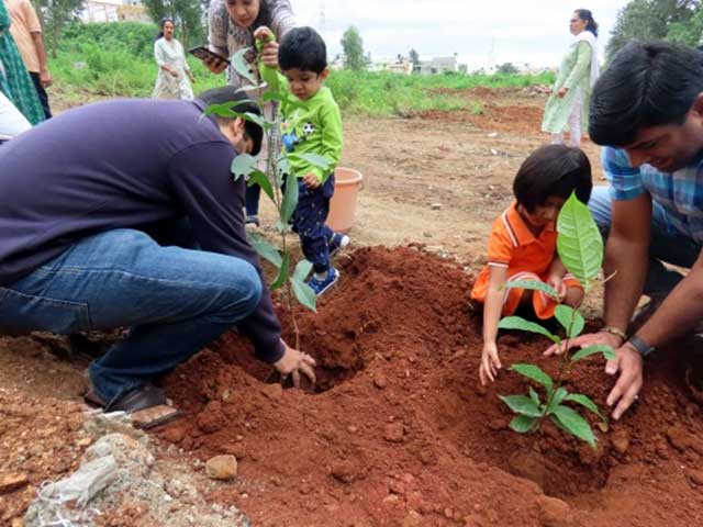 Plantation_Nature_walk_Pre-primary_students_parents_NHVPS_RR_nagar_branch_1