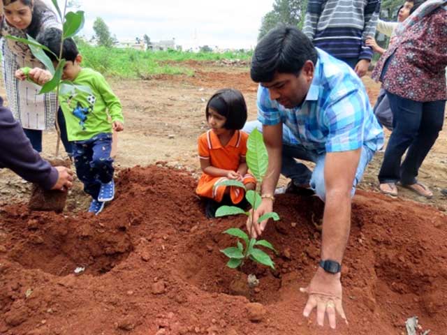 Plantation_Nature_walk_Pre-primary_students_parents_NHVPS_RR_nagar_branch_2