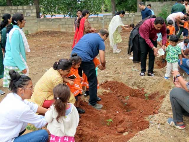 Plantation_Nature_walk_Pre-primary_students_parents_NHVPS_RR_nagar_branch_3