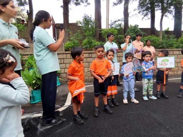 Plantation_Nature_walk_Pre-primary_students_parents_NHVPS_RR_nagar_branch_7